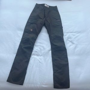 LIKE NEW! FJALLRAVEN KARLA PRO TROUSERS W in DARK OLIVE US 26 EU 34
